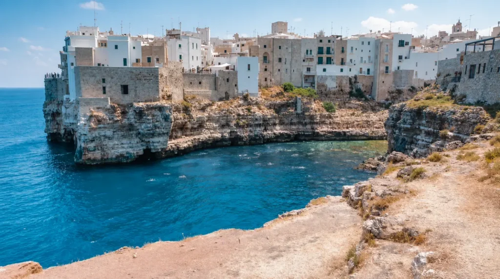 Vista di Polignano a Mare con le case bianche a picco sulla scogliera e il mare Adriatico turchese